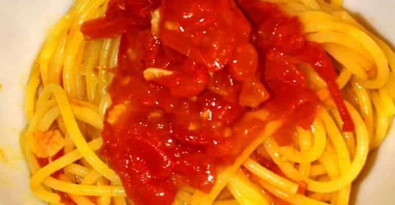 Spaghetti aglio pomodoro peperoncino