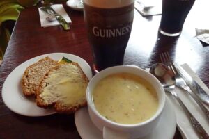 Tra le scogliere d’Irlanda, la scoperta della Seafood Chowder