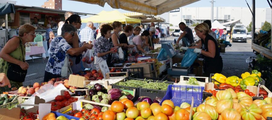 I Mercati Rionali che Resistono: Dove il Cibo è Ancora Relazione Umana